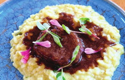 Porcillo de ternera sobre risotto de azafrán canario