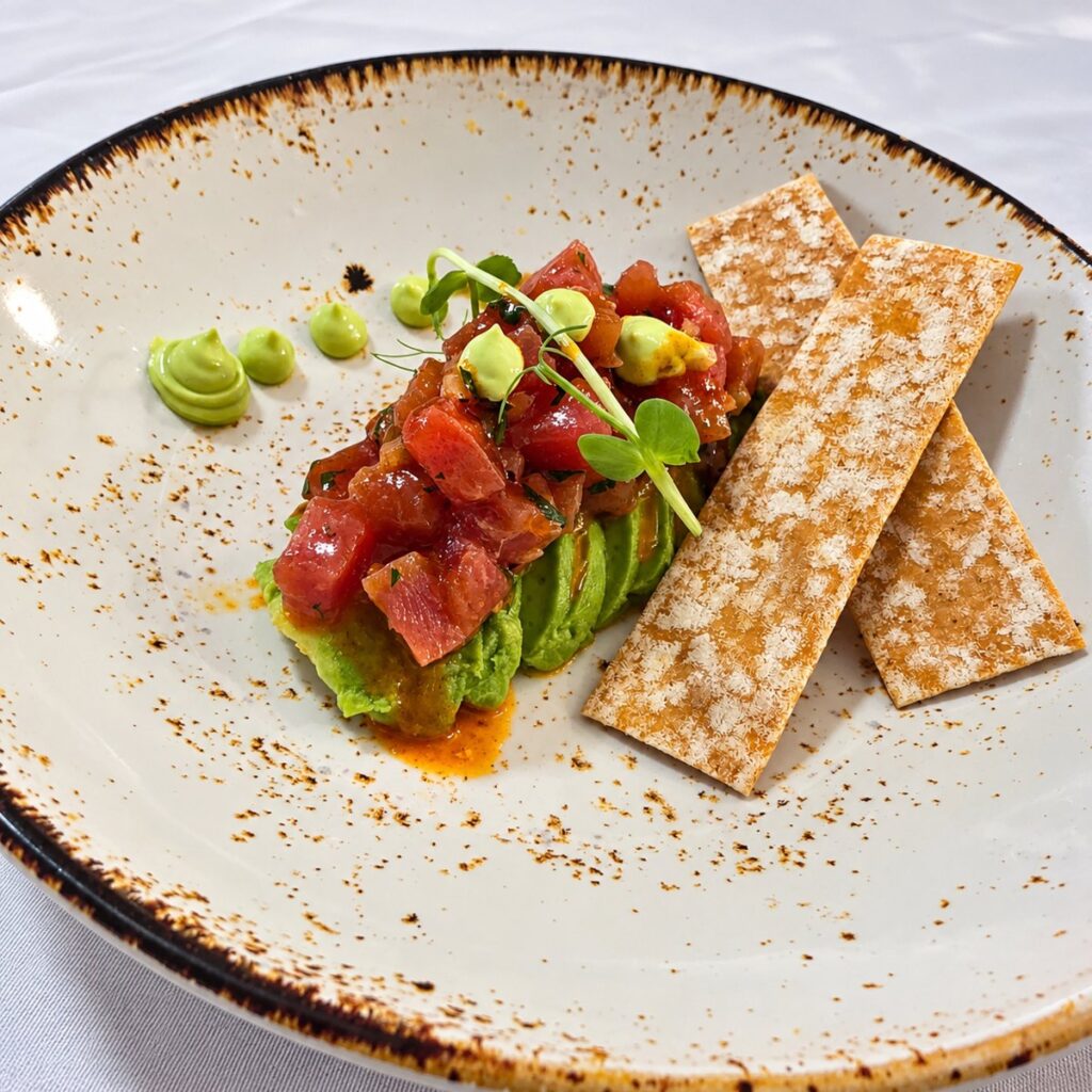 Tartar de Atún rojo con una base de aguacate y un aliño asiático