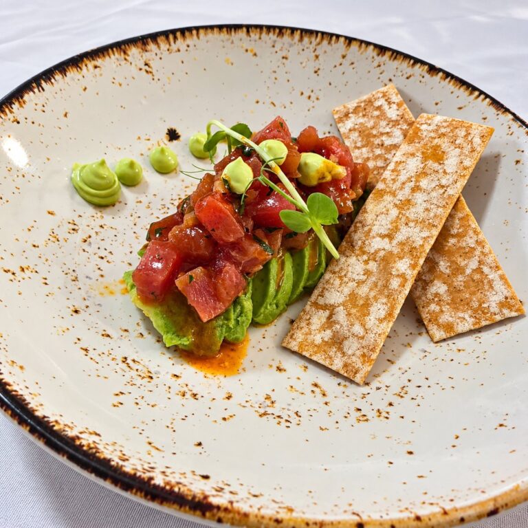Tartar de Atún rojo con una base de aguacate y un aliño asiático