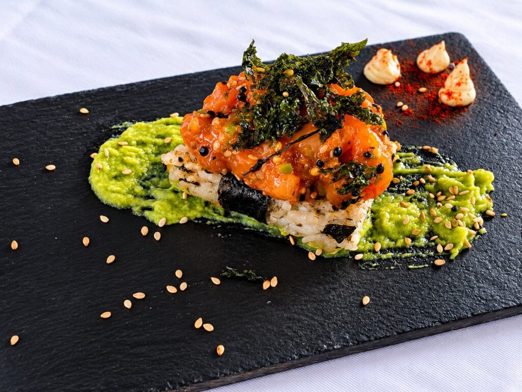 Tartar de salmón sobre crujiente de arroz y nori